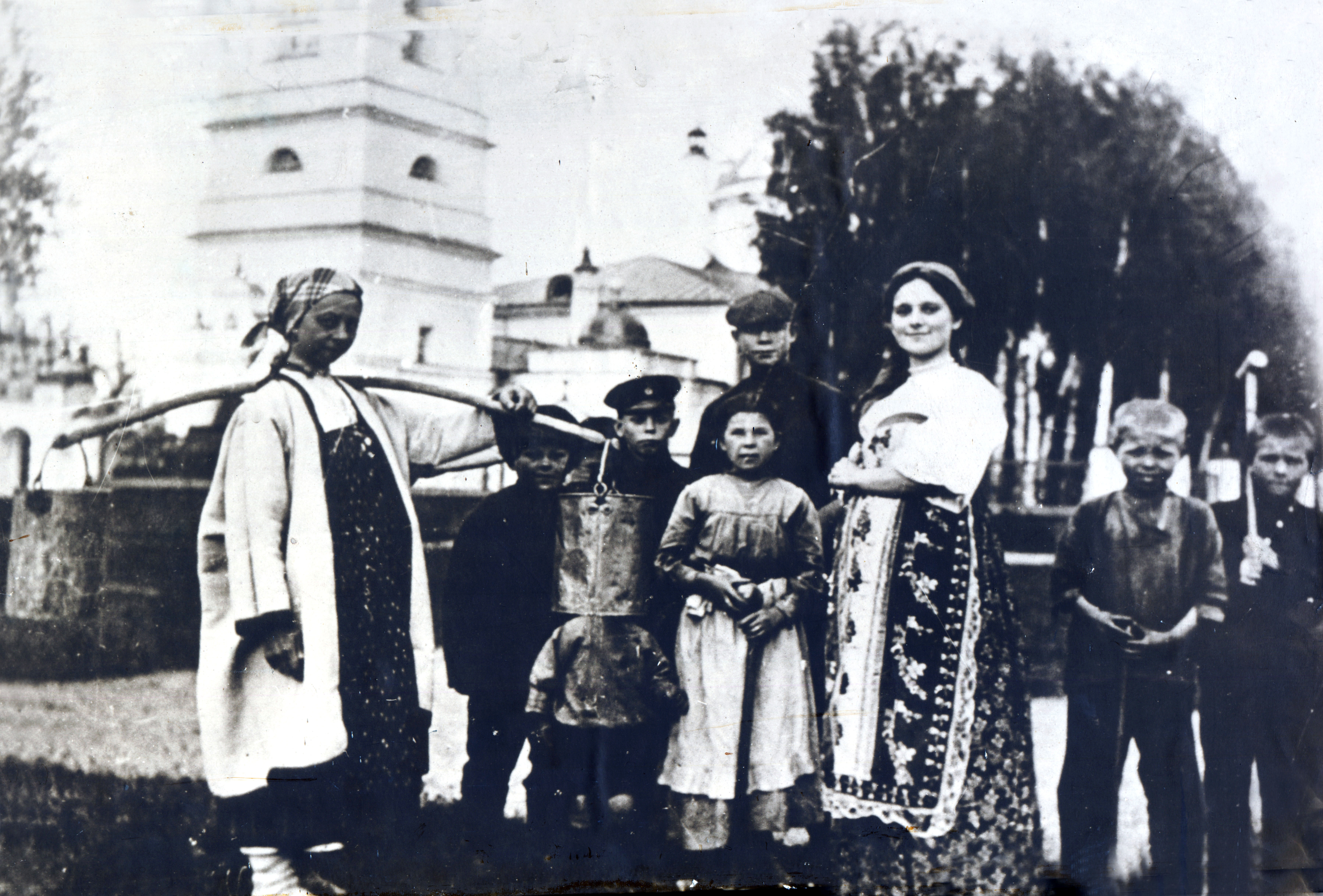 Сергей Есенин (стоит в кепке) среди односельчан-константиновцев.1909.jpg