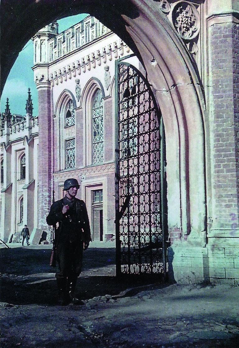 1941.  Петергоф Немецкий часовой у императорских конюшен.jpg