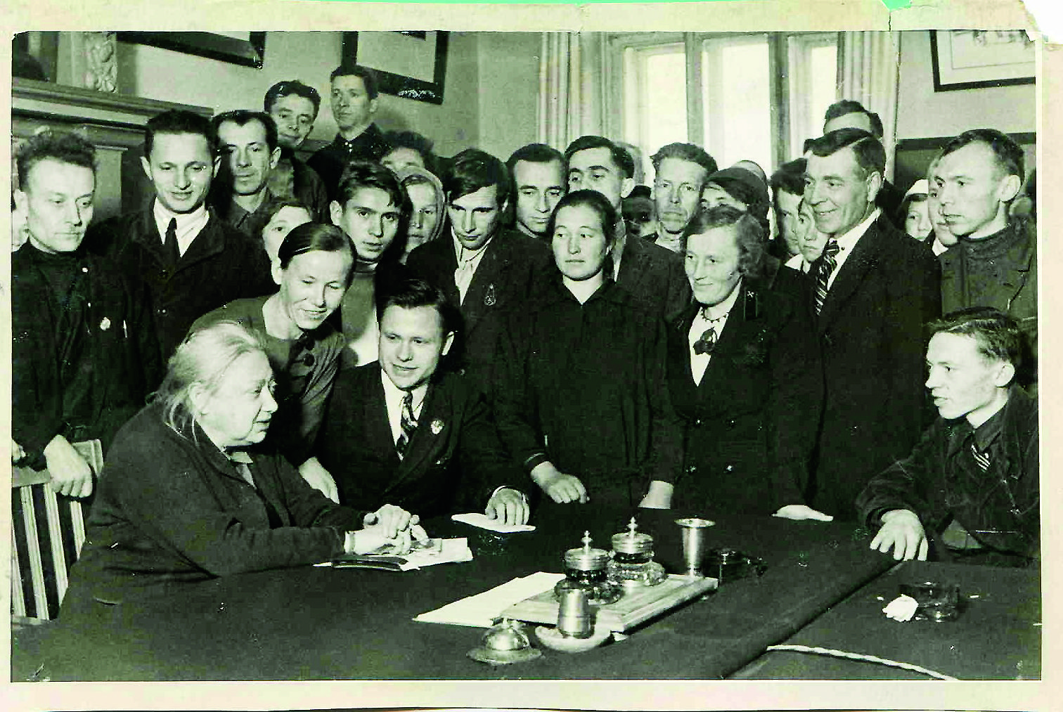 1926. Н.К.Крупская в группе делегатов Х съезда ВЛКСМ.jpg