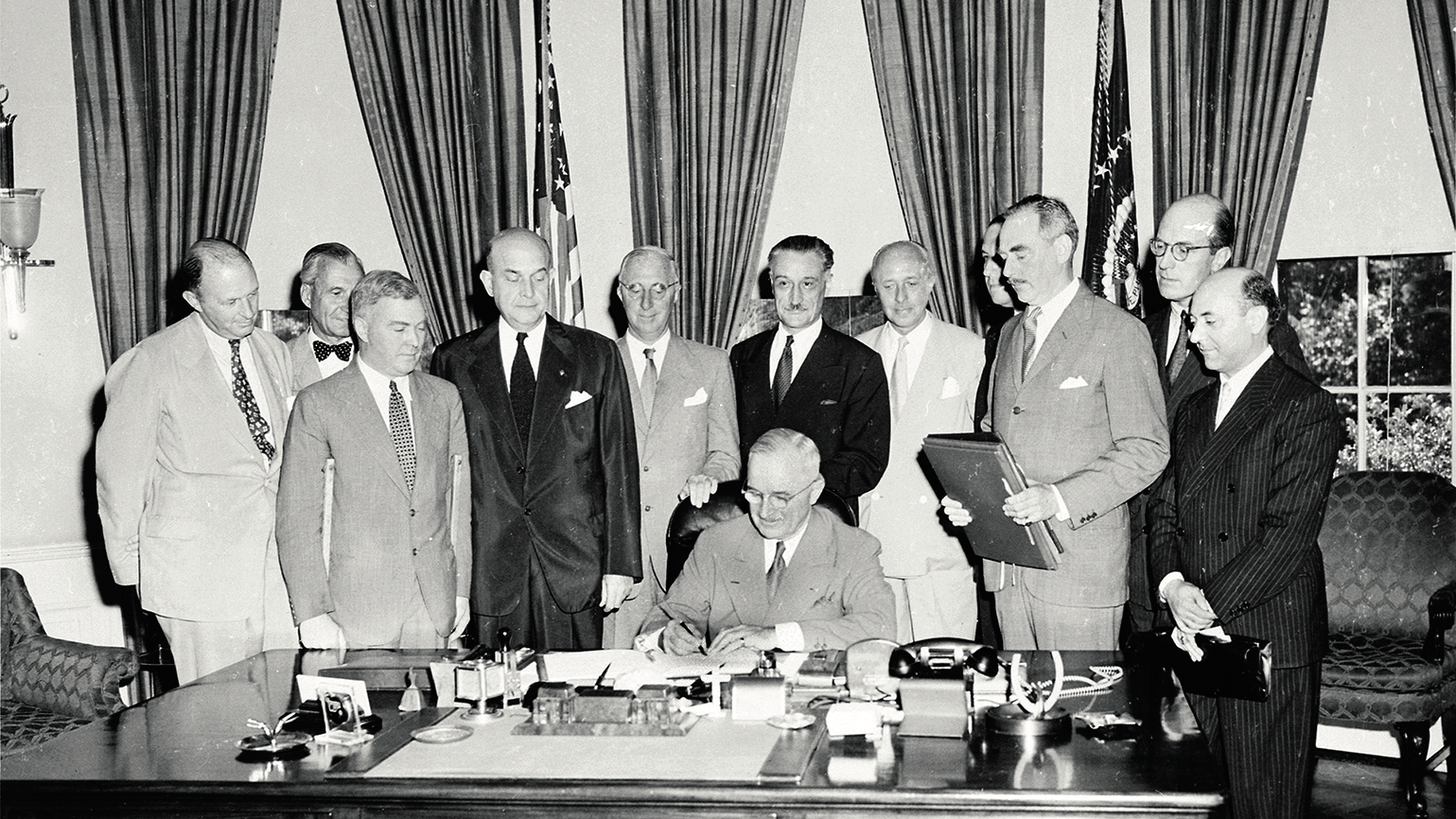 170331_Truman_signing_North_Atlantic_Treaty.png