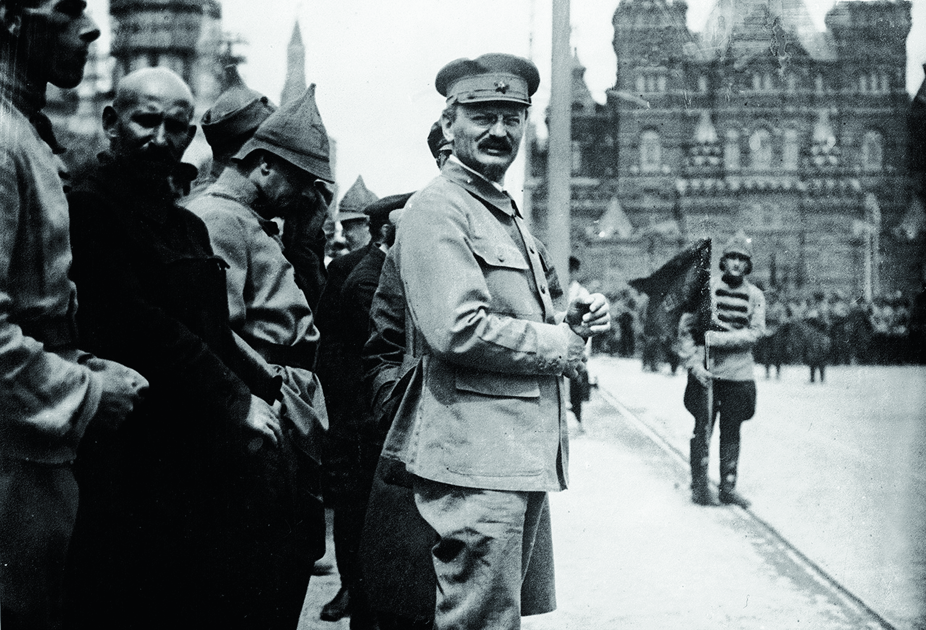 Троцкий_на_Красной_площади_(1920-е).png