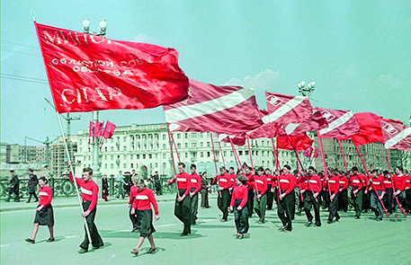 шествие с флагами в честь празднования 1-го Мая.минск 1955_soder.png