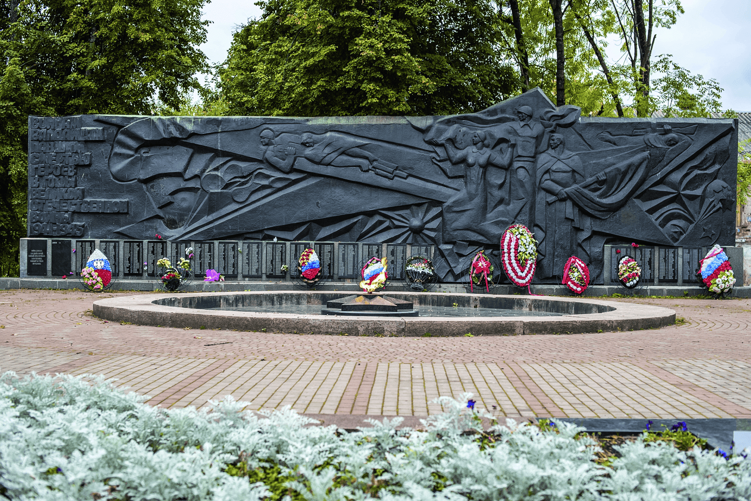 Валдай_площадь_Свободы_памятник_истории_Братское_кладбище_советских_воинов,_погибших_в_борьбе_с_фашистами.png