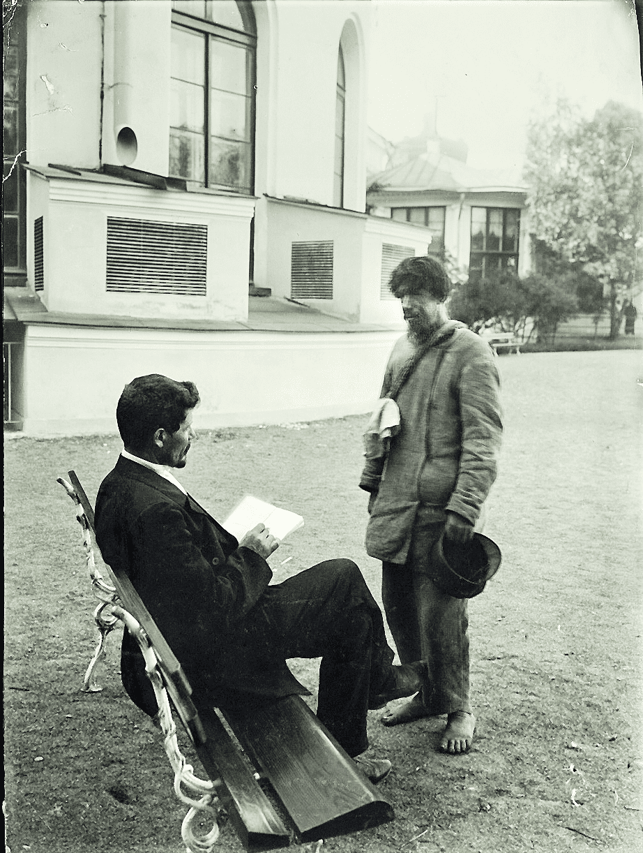 Ходок из Рязанской губернии беседует с депутатом Госдумы. Фотограф Н.Н. Ольшанский.png