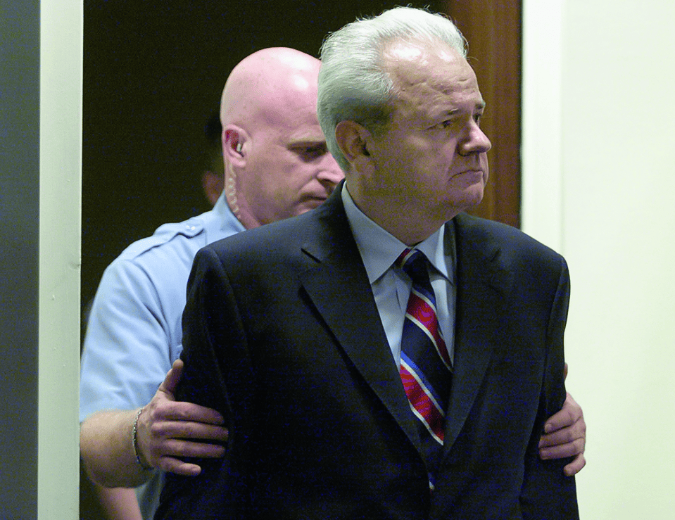 ЭкспрезидентЮгославии Слободан Милошевич в зале Трибунала по военным преступлениям ООН в Гааге,3 июля 2001.png