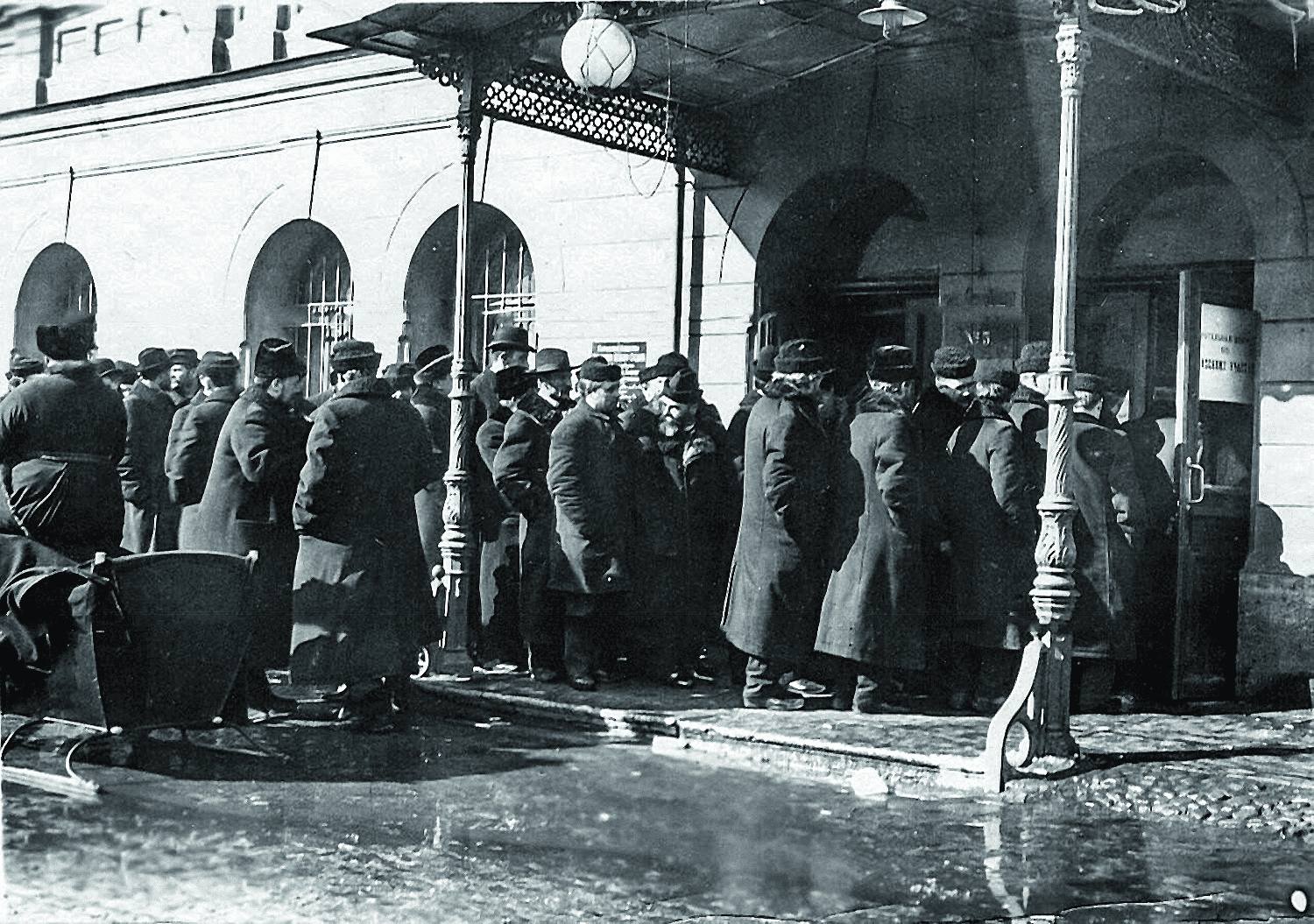 03. Очередь у здания Городской думы во время выборов выборщиков в Первую Государственную думу.png