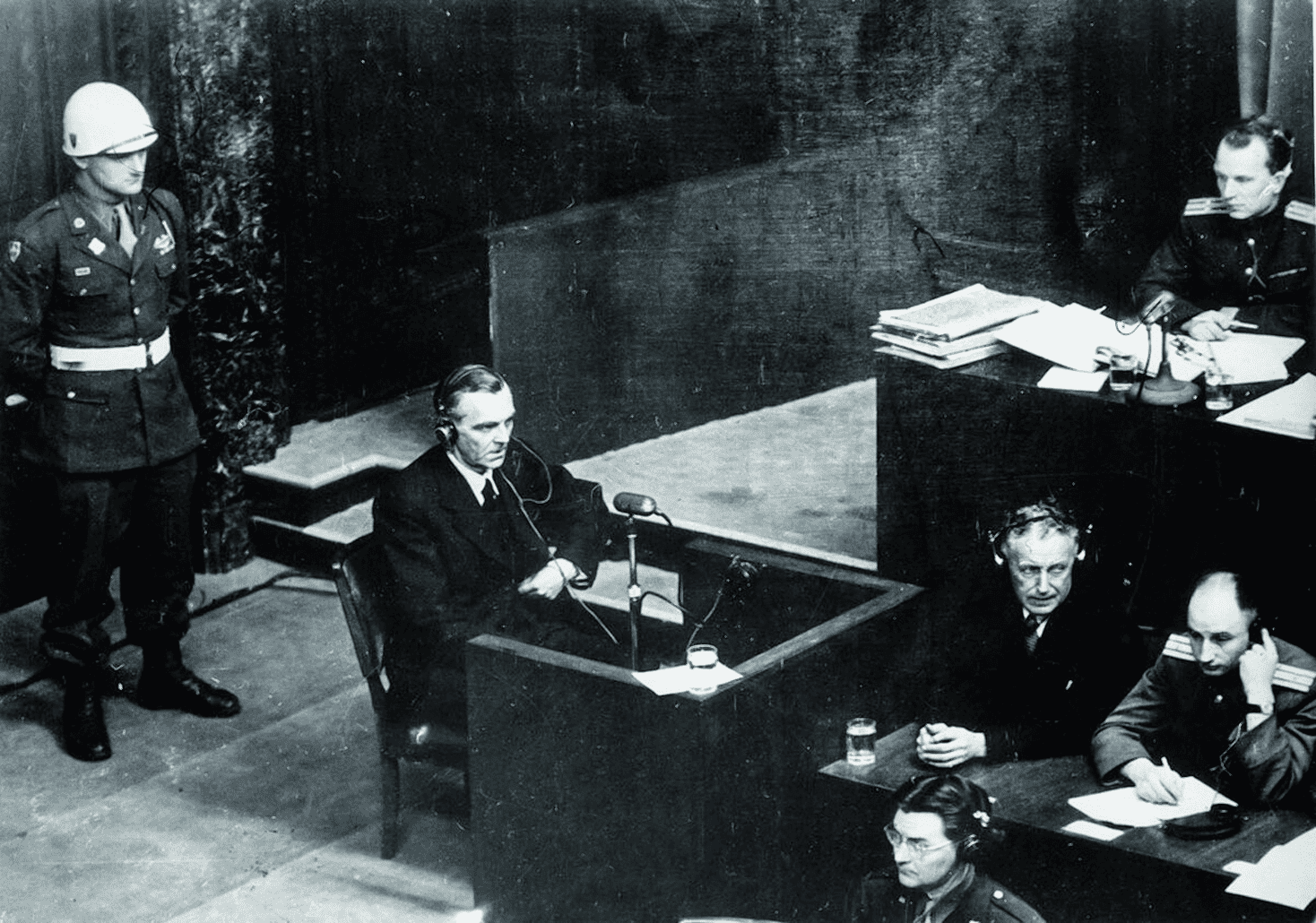 Генерал-фельдмаршал Паулюс дает показания.png