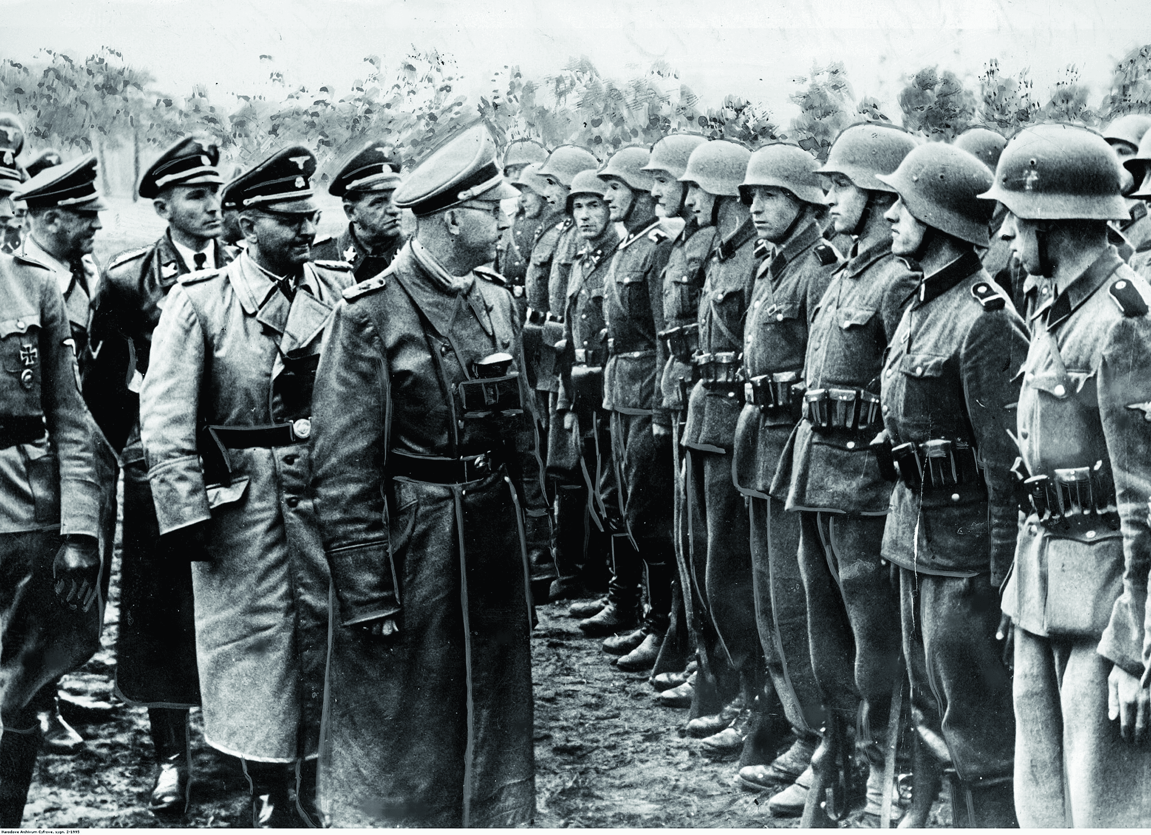Генрих Гиммлер инспектирует Галицийскую дивизию в мае 1944 года.png
