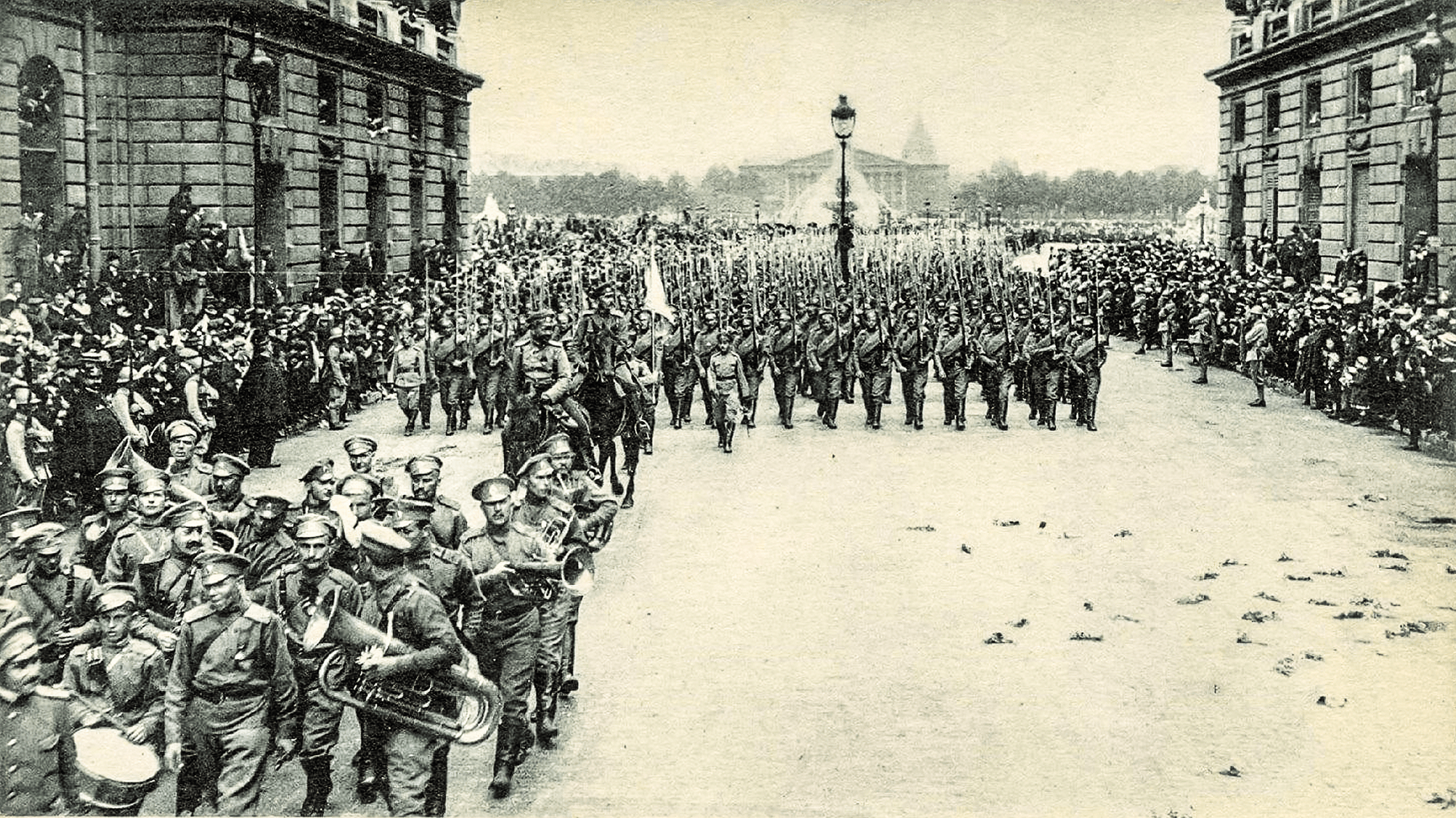 Парад русских войск по Ру-Рояль в Париже 14 июля 1916 года 1.png
