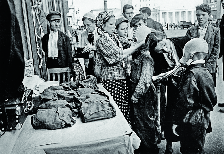 Раздача противогазов на площади Маяковского в Москве летом 1941 года.png
