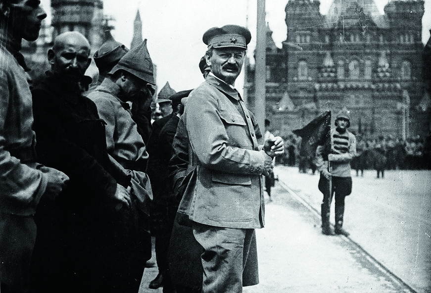 Троцкий_на_Красной_площади_(1920-е).png