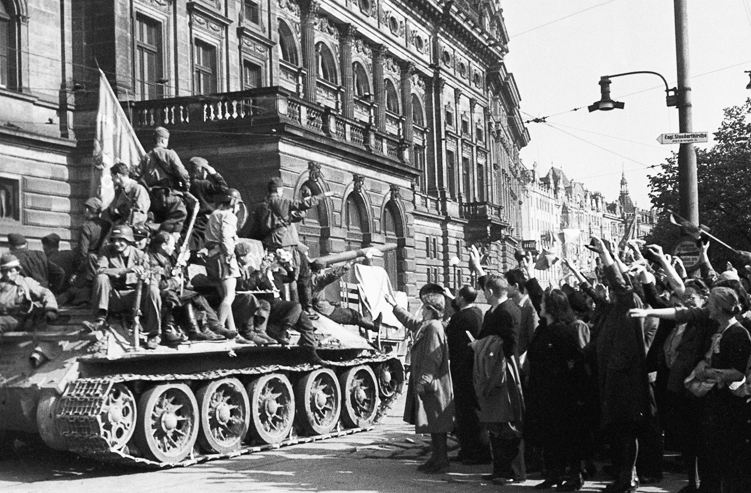 V-Prage_1945_author-L_Dorenskiy.png