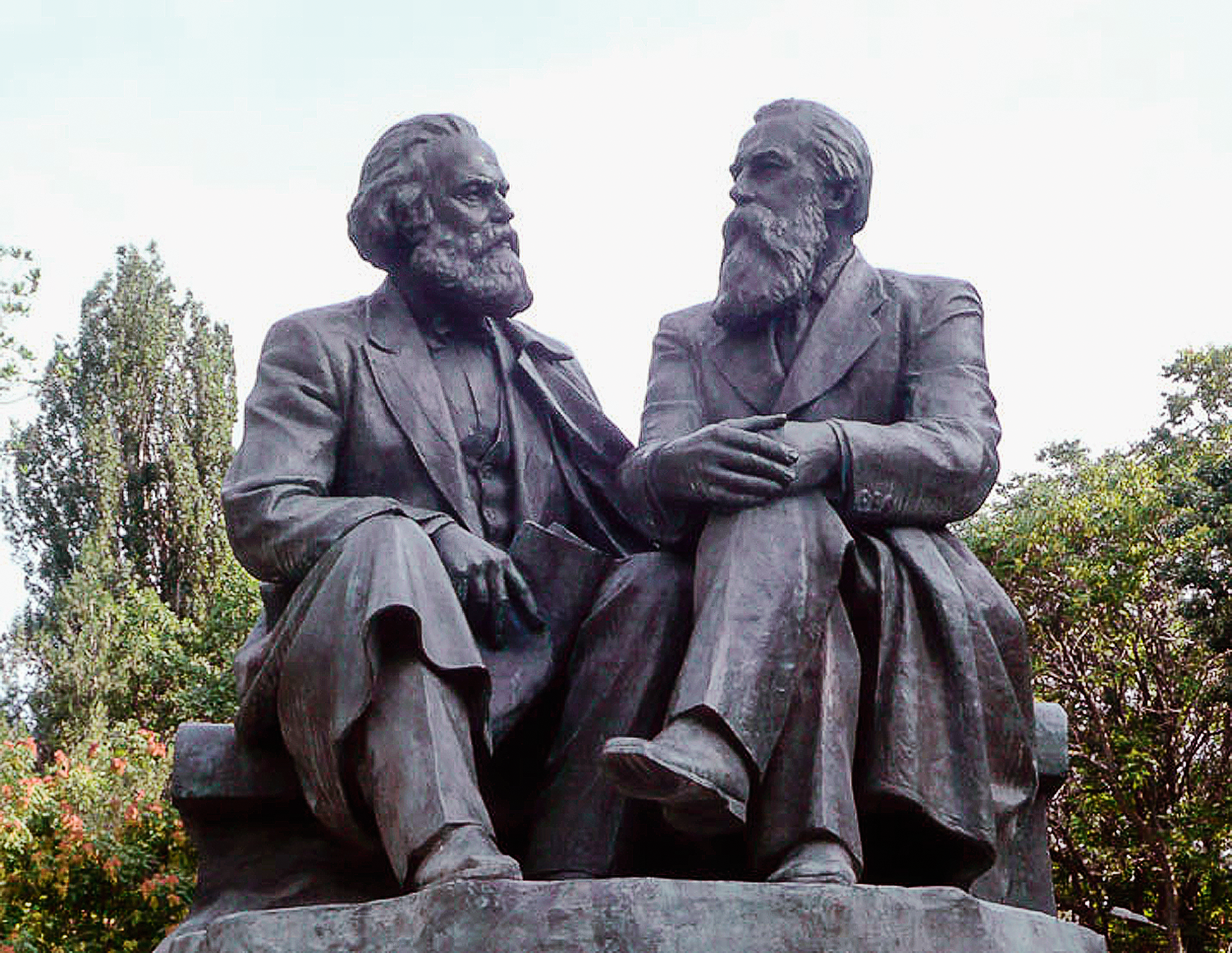 bishkek-marx-engels-monument-01.png